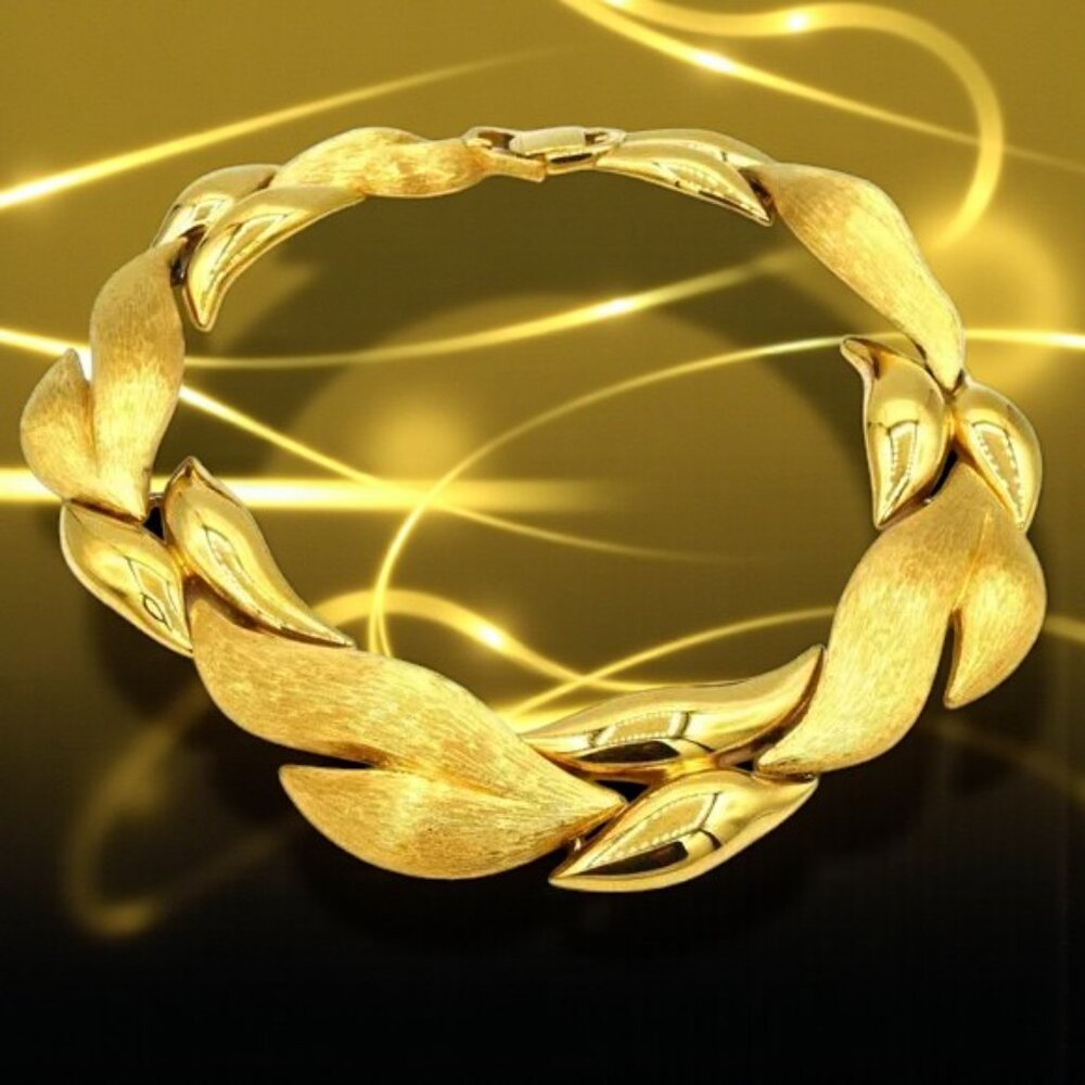 Stunning Vintage Givenchy Chunky Leaf Look Necklace Goldtone - Picture 1 of 5